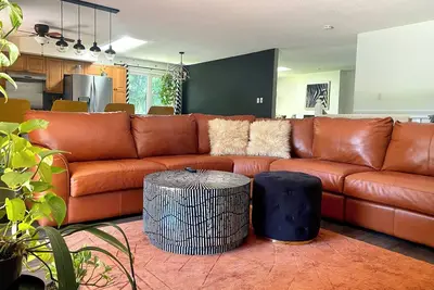 Image de Cottage vibes! Cozy group retreat with pool and hot tub