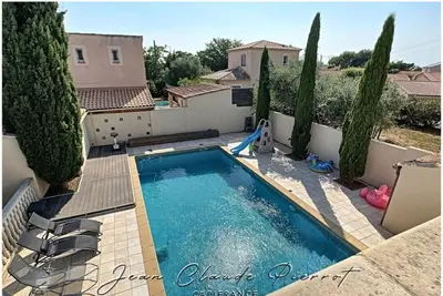 Image de Grande maison avec piscine et jardin
