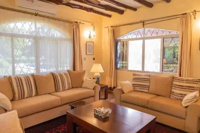 Image de Entire Two Bedroom Bedroom Fully Furnished Villa with Mature Gardens and Pool