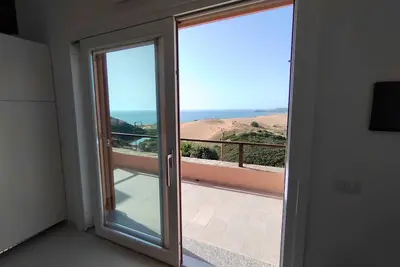Image de Renovated house overlooking dunes and pristine sea.