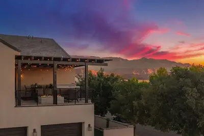 Image de Lil Georgie at Elim Valley Resort 1491| Brand New Home, Private Hot Tub & Beautiful Community Pools!