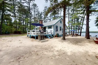 Image de Secluded bayfront cottage with private beach, grill, & bay views