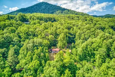 Image de Mountain-view home with deck, grill, fireplace, & washer\/dryer - dogs welcome