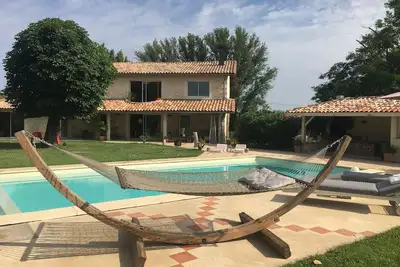 Image de Ancienne bergerie restaurée avec pigeonnier, piscine et vue sur lac.