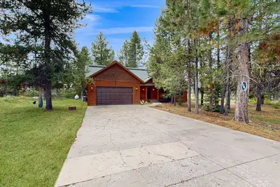 Image de Dog-friendly home with central Ac, fireplace, deck, grill, firepit, W/D, & WiFi