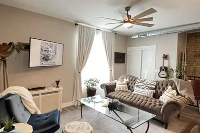 Image de Vintage Pad w/Garage in Historic Walker's Point