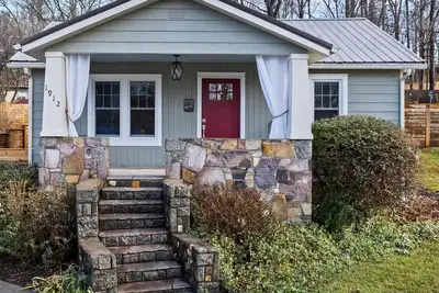 Image de Bright & Cozy Bungalow Close To Downtown! Dogs Stay Free!