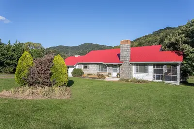 Peaceful Valley Cottage with mountain views