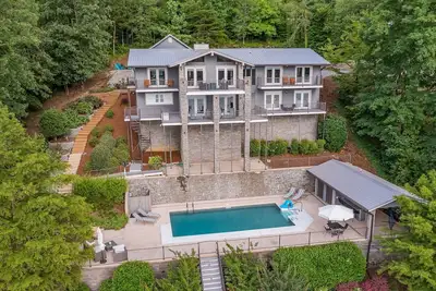 Image de Expansive Retreat with Heated Pool & Gorgeous Views