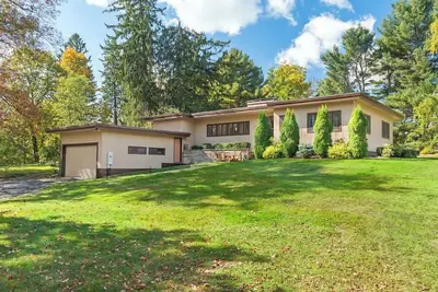 Image de Maison moderne du milieu du siècle près de Tanglewood avec cuisine gastronomique