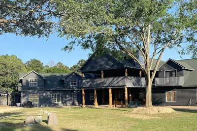 Image de Burn Valley Lodge is a spacious and fun 'resort style' place on 100 Acres