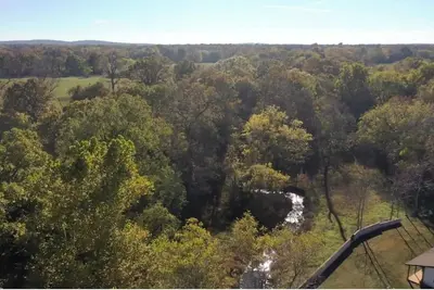 Image de Peaceful creek-front cabin in the Ozark foothills, near historic Cherokee sites
