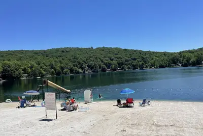Cozy log lake cottage  (Sleeps 6), No pet fee.
