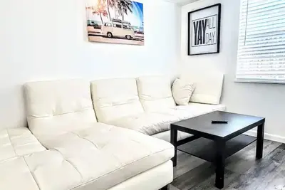 Image de Retro Cottage -  Short Walk to Wilton Dr. , Wifi, Free Parking