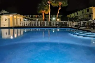 Image de 4-Person Condo only a short walk to beach.