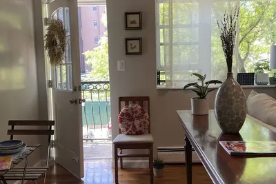 Image de Lovely 2 Bedroom apartment with a patio.