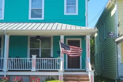 Image de A Perfect Location Next to Park and Walkable to Town and Beach. Pet Friendly!