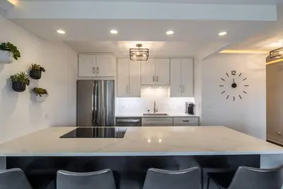 Image de Modern 2 Bed/1 Bath condo. Great Location and Views