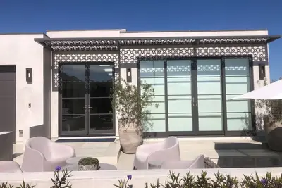 Image de Malibu Beach House with ocean and mountains views with cooling Pacific breezes