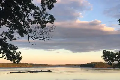 Image de Le chalet du capitaine est niché dans les bois de Penobscot, très privé.