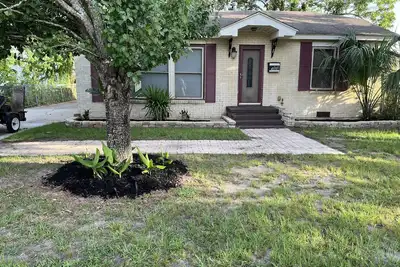 Image de Newly updated cottage, beach within walking distance.