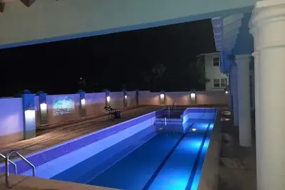 Image de Unique, family-friendly apartment w\/ access to pool and exercise room