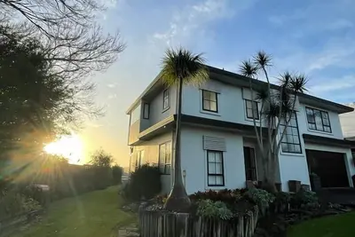 Image de Cheerful 3-bedroom home on a cliff next to water