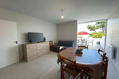 Appartement rénové 2 pièces, terrasse, parking privé, proche plage et commerces