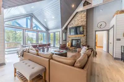 Image de Large Porch w/ Outdoor Seating, Private Hot Tub, Nature and Gold Course Views