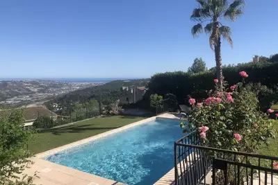 Au centre de la Côte d’Azur villa familiale avec piscine au calme