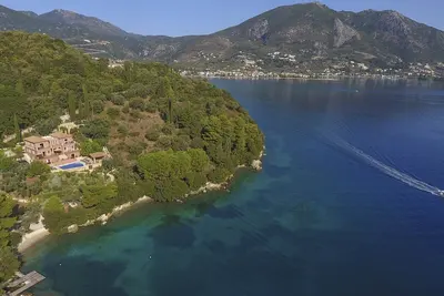 Image de Private waterfront villa with pool and two private beaches