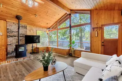 Image de Lake access cabin near trails and spring