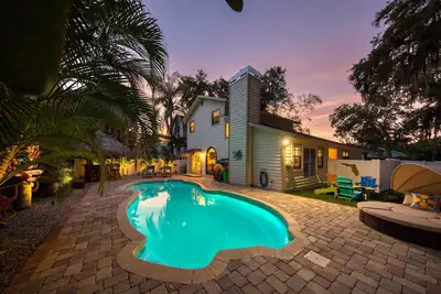 Image de Terraza de Yona—Stylish Pool Home w/ Tiki Bar, Fire Pit, Outdoor Games & Near Gulf Beaches