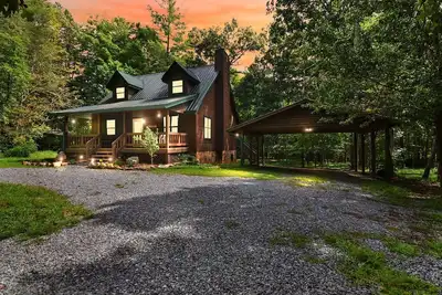 Image de Hot tub, fam friendly, game room, fire pit, A+ location, mins to Blue Ridge!