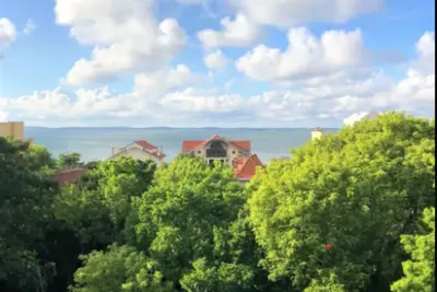 Image de Appartement vue sur baie océan à 100 m de la plage et du centre par chemin privé