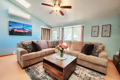 Image de New! Cozy Swell House- Pet Friendly, Backyard Oasis: 2 King Beds