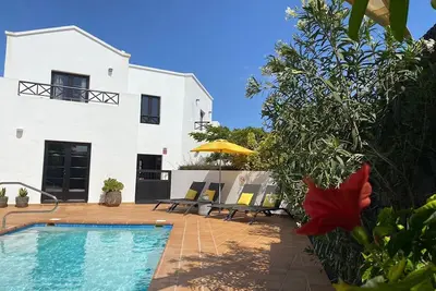 Image de Sunny vacation home in a quiet location with wind-protected private pool