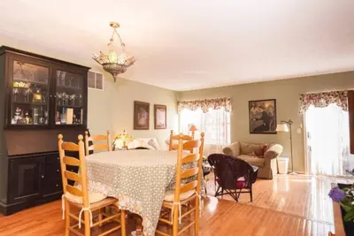Image de Cozy Comfortable Townhome- Your Home Away From Home!
