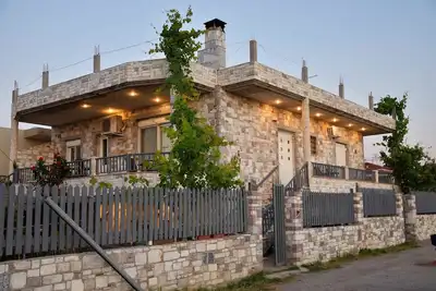 Tranquil Stone Villa- 5 min from the beach!