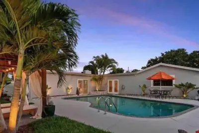 Image de 🏖 Spacious Pool Home | 3 Min from Beach 🌴