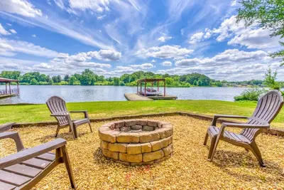 Image de Spacious, Updated, Modern Lake home near Rtj Golf Course