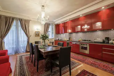 Image de Elégant Remodeled Luxury 1br Appartement Près de la rue Cler, dans le 7ème. Magnifique cuisine