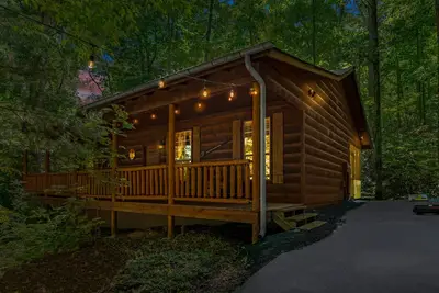 Image de Mins to Cade's Cove! Dreamy Cabin and Outdoor Oasis! Hot Tub & Firepit!