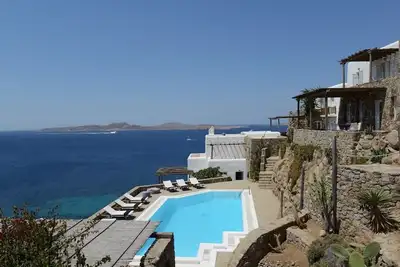 Mesmerizing view, wind sheltered, large infinity pool