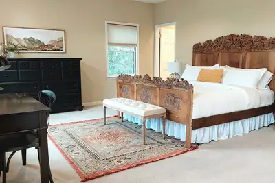 Image de Cheerful 5-Bdrm Home  | Huge Fenced Yard  | Kid-Pet Friendly  | Near it all!