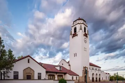 Image de Professionals: Walk to downtown and Boise Surf wave! King bed!