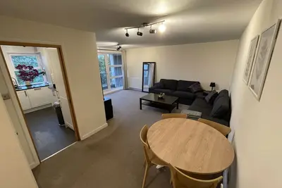 Image de Spacious 2-Bedroom Flat Near Surbiton Station