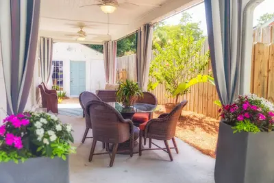 Image de Dreamwood -- a historic district Designer's Cottage with private courtyard