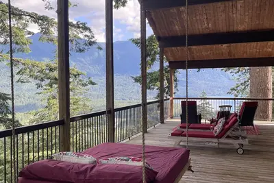 Image de Mountaintop retreat with panoramic views 10 minutes from Cultus Lake.
