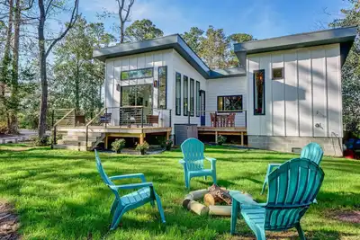 Image de The Glass House-New Listing! Surrounded by nature. Close to Beach